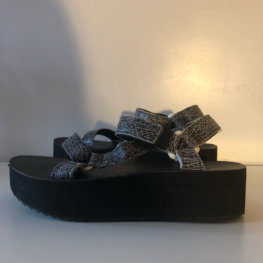 Almost like new Teva Universal Flatform Sandal